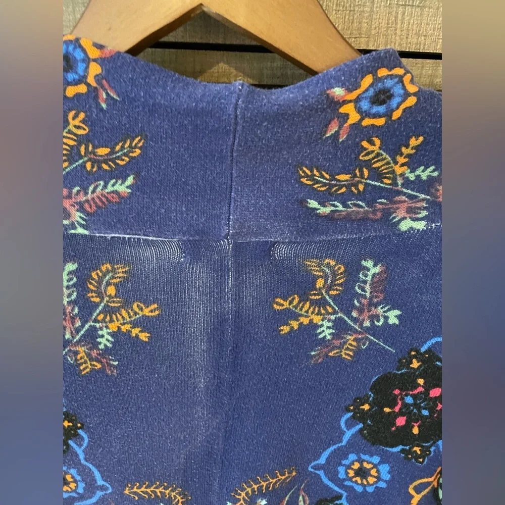 Blue floral sleeping on snow waterfall cardigan, size S - Picture 3 of 5